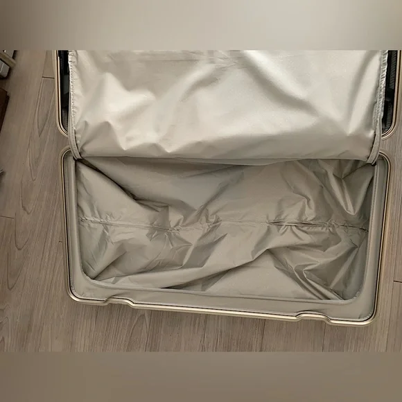 New Hybrid suitcase-trunk w/ telescopic handle, TSA locks & smooth wheel… - Picture 9 of 15